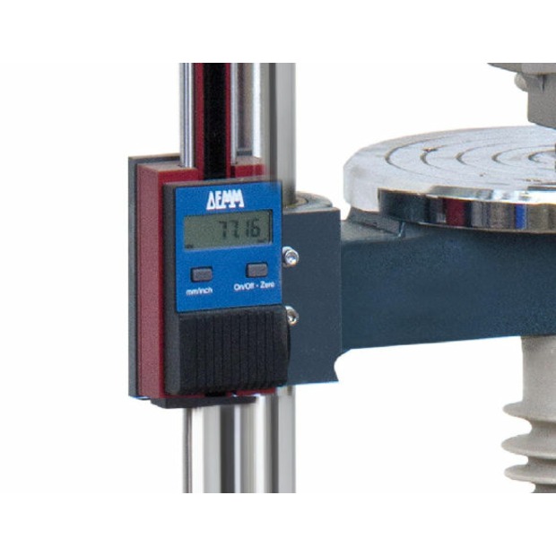 Anbringen des Längenmessgeräts an einen Prüfstand im Werk