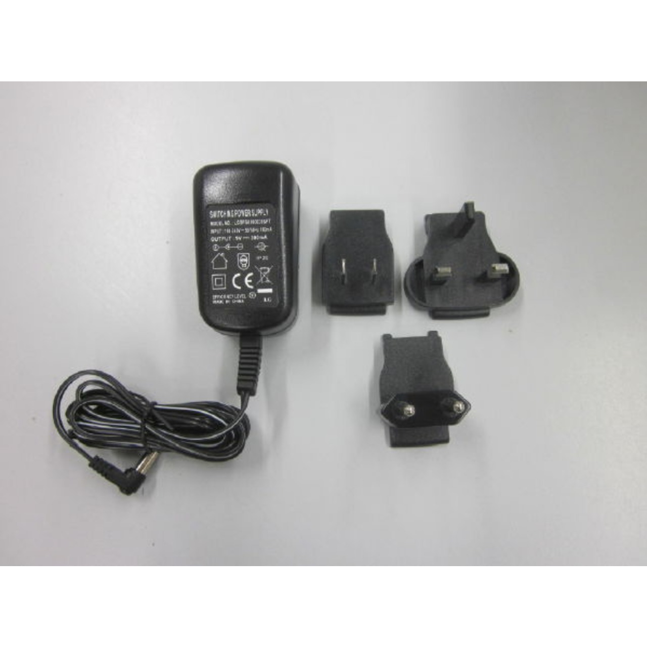 Universal-Netzadapter extern, mit Universaleingang und optionalen Eingangsstecker-Adaptern für CH, EU, GB, USA