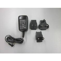 Universal-Netzadapter extern, mit Universaleingang und optionalen Eingangsstecker-Adaptern für CH, EU, GB, USA