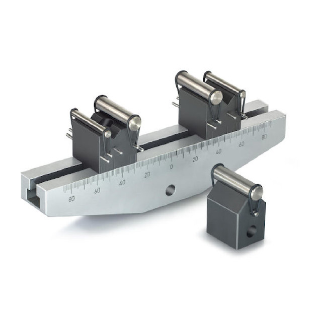 Fußplatten-Paar zur Fixierung der Wägebrücke am Boden