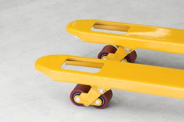 Lenkräder aus rotem Polyurethan auf Alufelgen. Gut geeignet für helle Fußböden, hinterlassen weniger sichtbare Abriebspuren