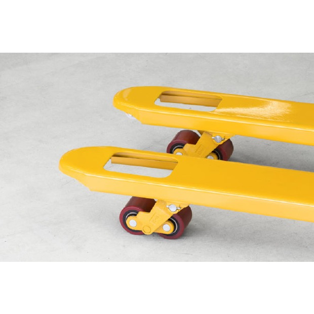 Lenkräder aus rotem Polyurethan auf Alufelgen. Gut geeignet für helle Fußböden, hinterlassen weniger sichtbare Abriebspuren