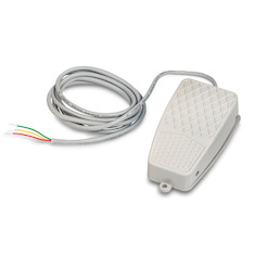 Fußtaster, ideal, wenn die Anwendung zwei freie Hände verlangt. TARE-, ZERO- oder PRINT-Funktion ansteuerbar. Lieferumfang: Fußtaster, Anschlussbox, Verbindungskabel. Für PRINT-Funktion Schnittstellenkabel RS-232 nötig