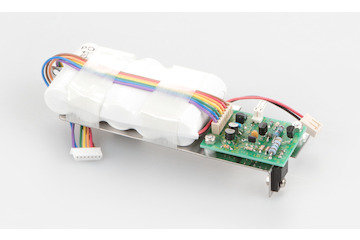 Akkubetrieb intern, Betriebsdauer bis zu 32 h, Ladezeit ca. 12 h, Ladestandsanzeige im Display. AUTO-OFF-Funktion zur Akkuschonung, abschaltbar. Für Modelle mit Wägeplattengröße 180×160 mm